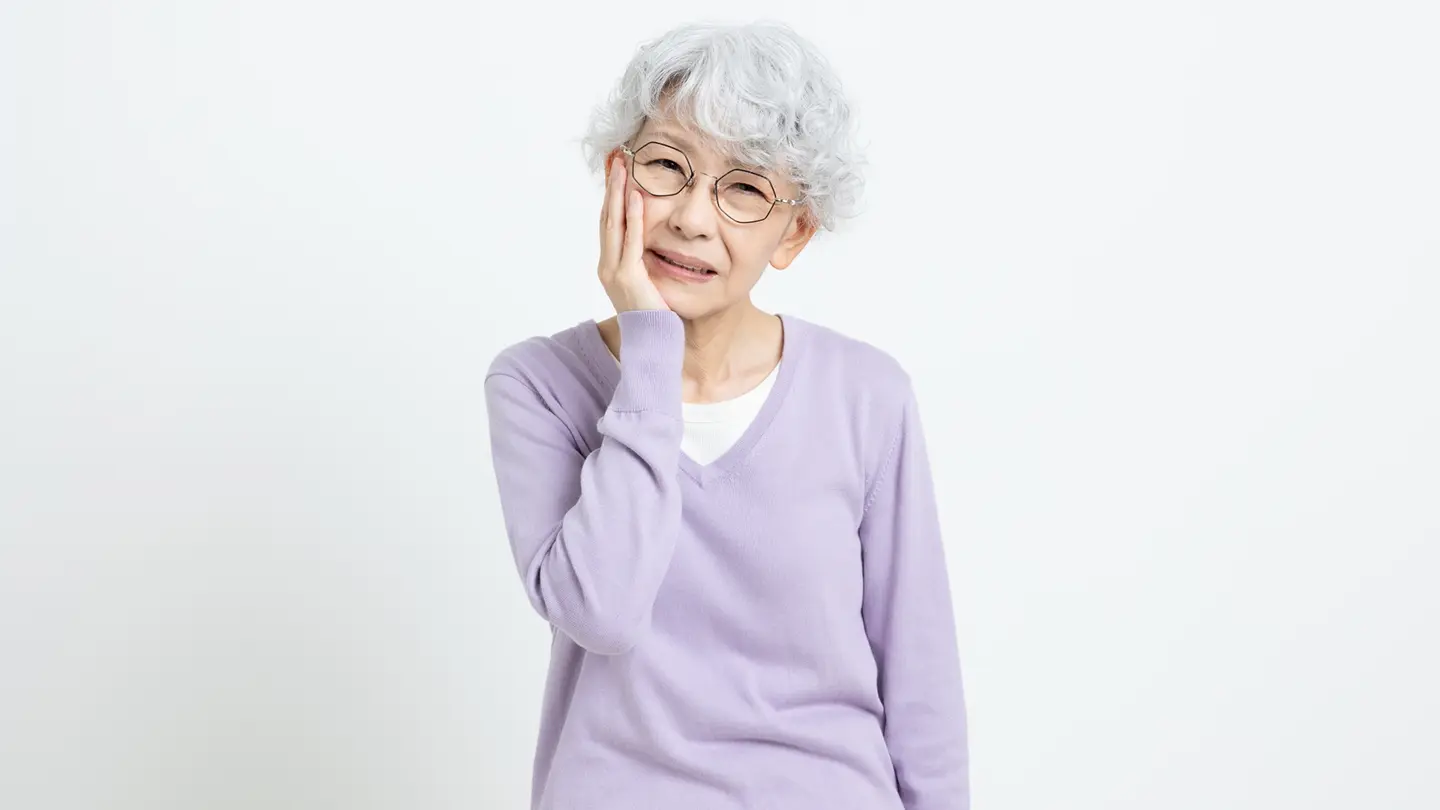 資産形成に不安を感じているシニア女性