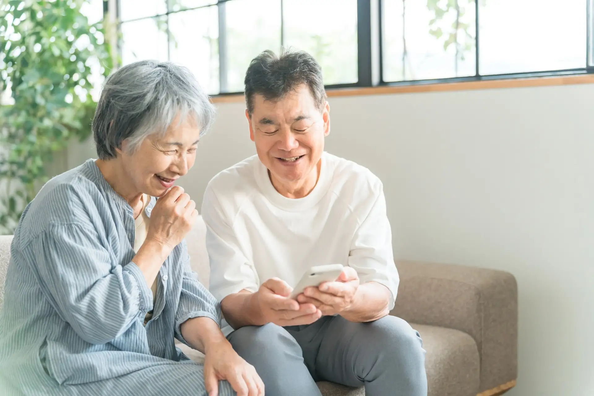 資産形成について考えるシニア男性