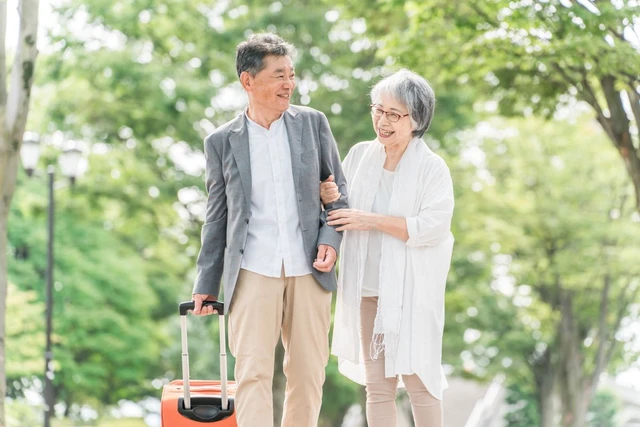 老後のお金の不安について話し合うシニア夫婦