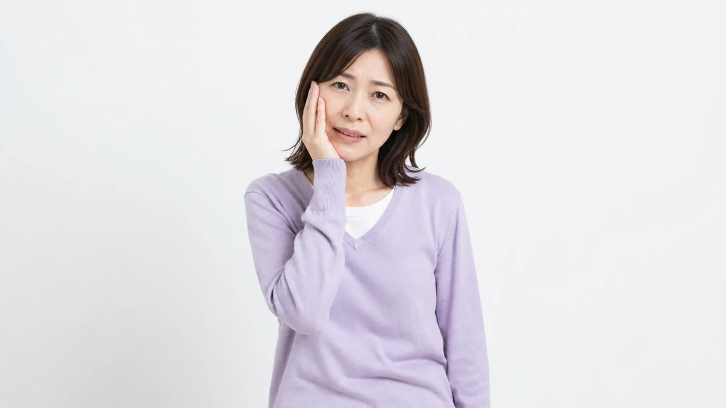 資産形成に不安を感じているシニア女性