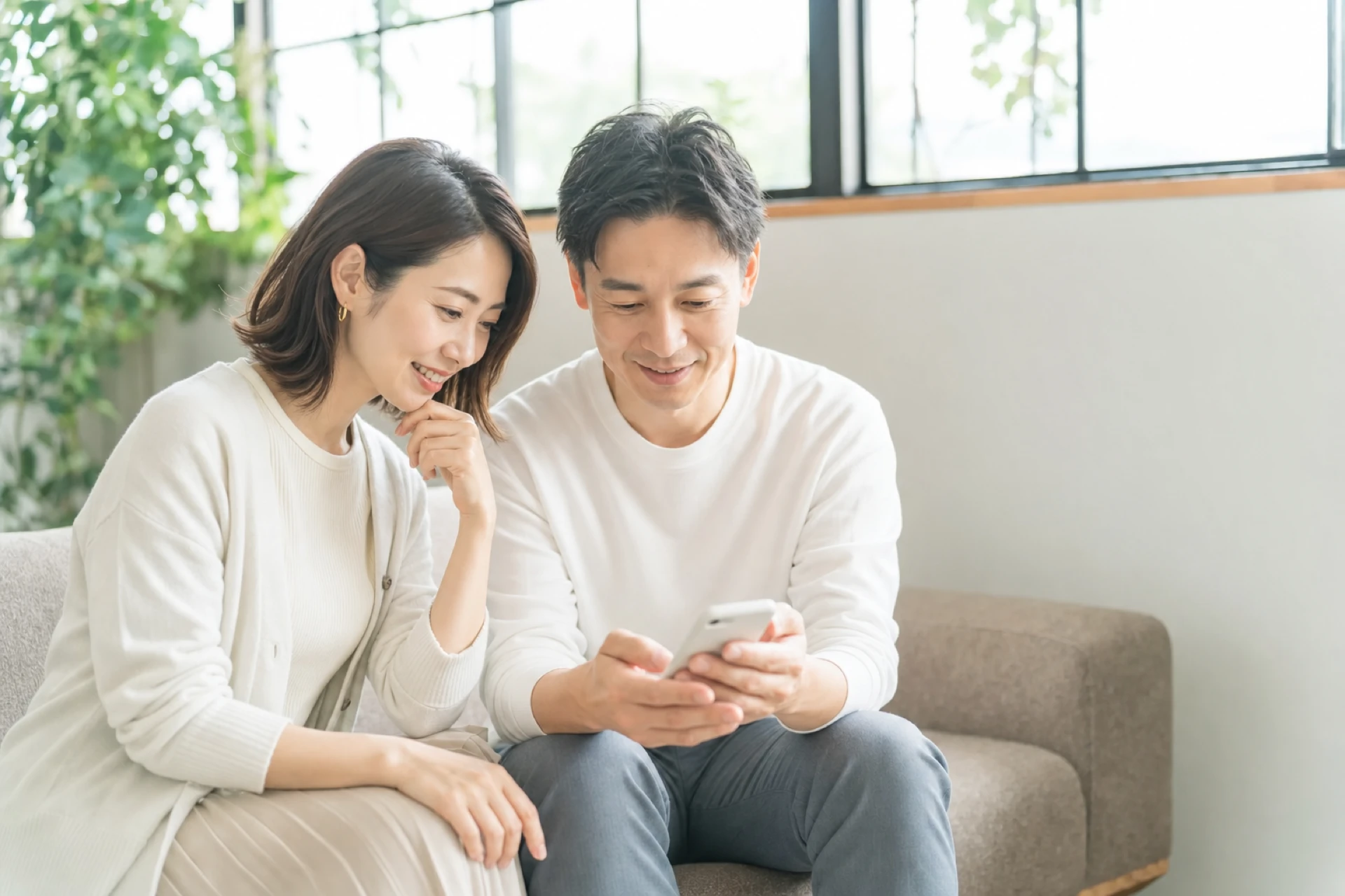 資産形成について考えるシニア男性