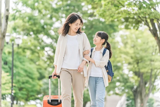 老後のお金の不安について話し合うシニア夫婦